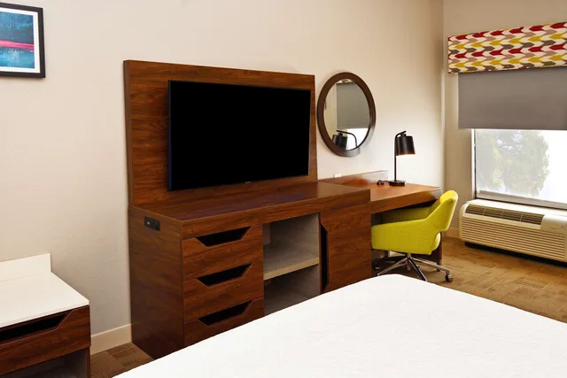 غرفة بسرير كينج مع أريكة، Hampton Inn Santee-I-95 7/10