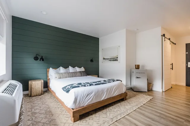 Single, Queen Bed, Accessible, Wonderstone at Glacier 2/10