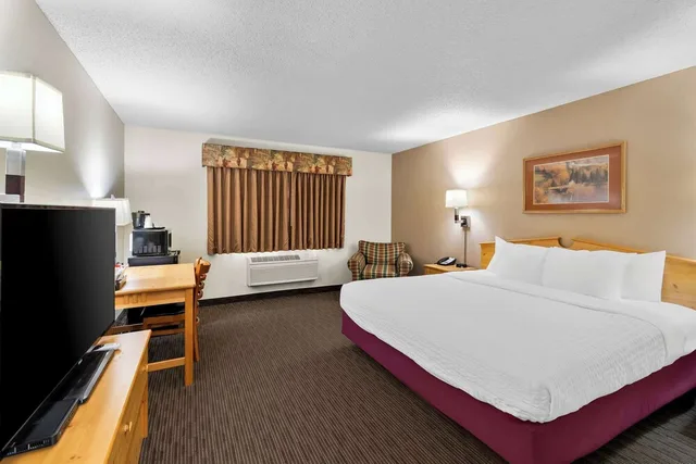 جناح بسرير كينج لذوي الإعاقة، Quality Inn Ladysmith, WI 1/2
