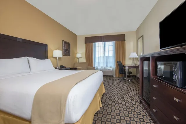 Standard, King Bed, Holiday Inn Express Hotel Suites Clovis 2/5