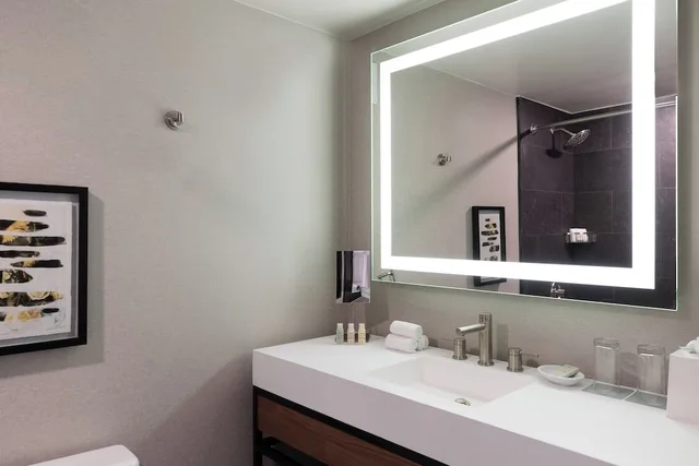 غرفة بسريرين مزدوجين، Renaissance Chicago North Shore Hotel 7/17