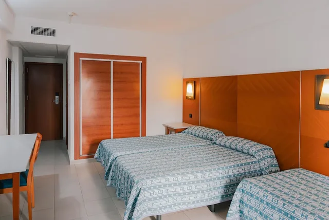 غرفة اقتصادية عائلية بسريرين منفصلين مع أريكة، Port Fiesta Park Hotel 2/7