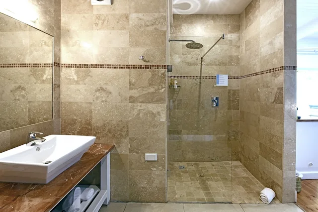 Pool, Queen Bed، Ashbourne House Guest House 1/1