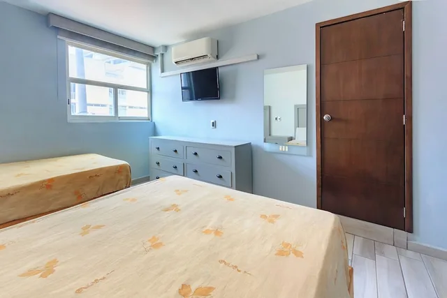 Superior, Triple, Multiple Beds، Capital O Hotel Colon Express Guadalajara 3/6