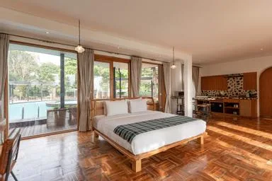 Xtra, King Bed, Pool Area, Large، Stevie G Hotel 1/1