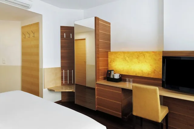 Room, King Bed, Courtyard View, Four Points Flex by Sheraton Vienna Hauptbahnhof 4/5