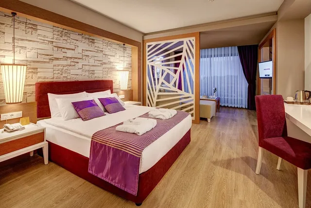 غرفة عائلية بسرير مزدوج وسريرين منفصلين بإطلالة على الحديقة، Tui Magic Life Jacaranda 1/4