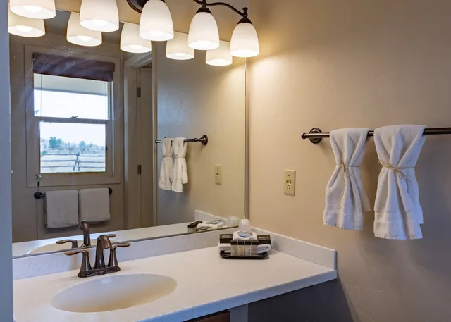 جناح بسرير كينج وسريرين منفصلين بإطلالة على النهر مع أريكة، Yellowstone Valley Lodge Ascend Hotel Collection 8/8