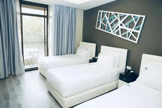 2 Bedrooms, Family Suite, 1 Double and 3 Single Beds, City View، Beverly Hotel, Beirut 1/5