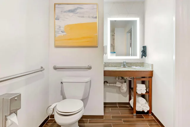 جناح بسرير كوين لذوي الإعاقة، Comfort Suites East Brunswick - South River 4/5