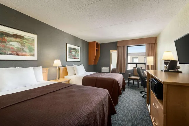 غرفة ديلوكس بسريرين مزدوجين، Travelodge by Wyndham Edmonton West 1/3