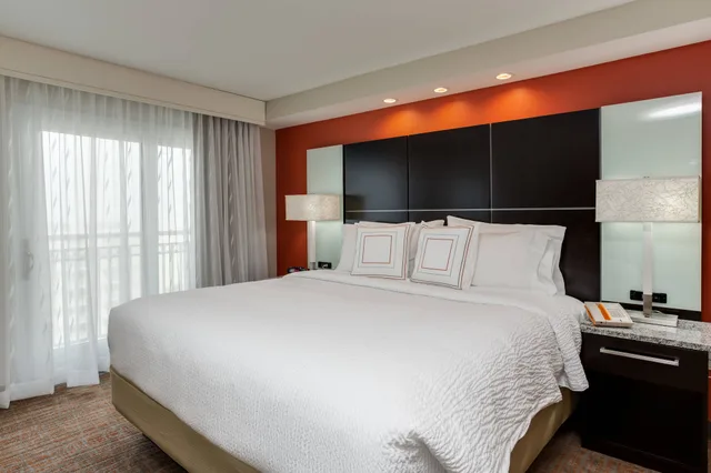 جناح بسريرين مزدوجين بشرفة بغرفتي نوم بإطلالة جزئية على البحر، Residence Inn By Marriott Daytona Beach Oceanfront 1/4