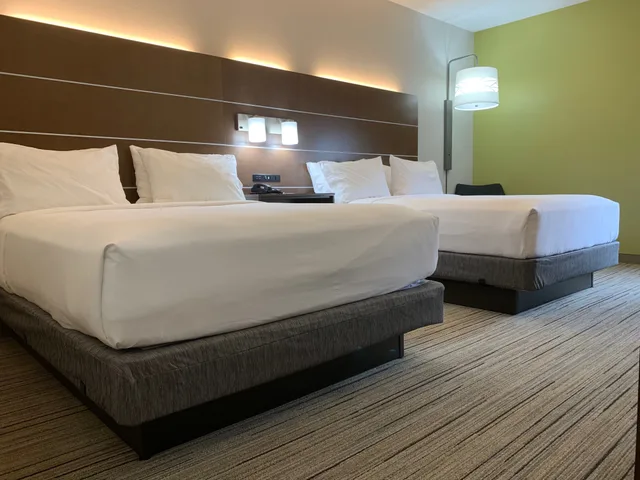 غرفة بسريرين كوين، Holiday Inn Express Hillsborough Durham Area, an IHG Hotel 1/1