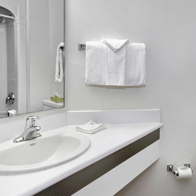 2 Full Beds - Non-Smoking، Motel6 Peterborough, ON 9/9