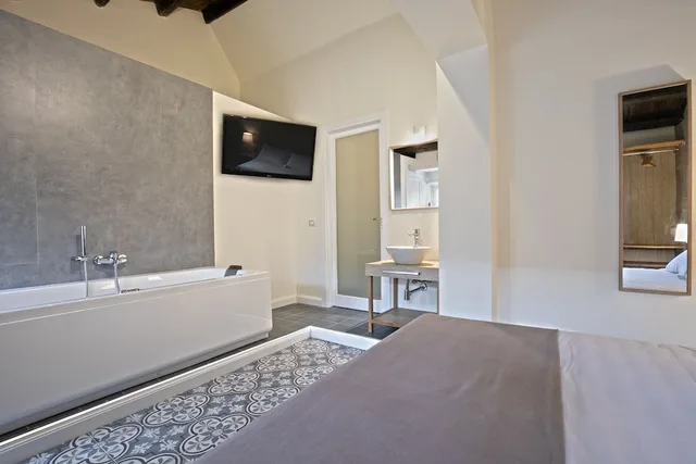 غرفة بسرير كوين بحوض جاكوزي، Bed In Spa 5/5