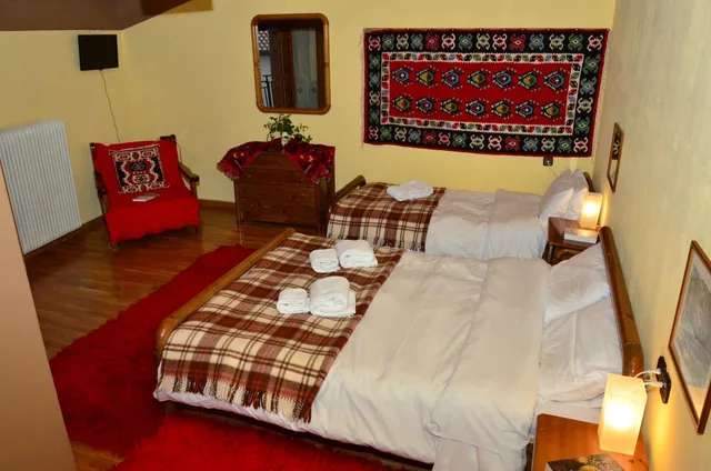 جناح عائلي بسرير مزدوج وسريرين منفصلين بإطلالة على الجبل، To Balcony Tis Agorianis 2/2