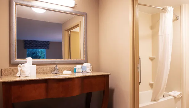 Studio, 2 Queen Beds, Sofa, Hampton Inn Gloucester 4/5