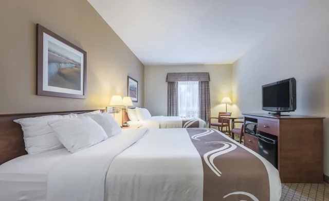 غرفة قياسية بسريرين كوين بجاكوزي، Quality Inn Airport Dieppe 3/9