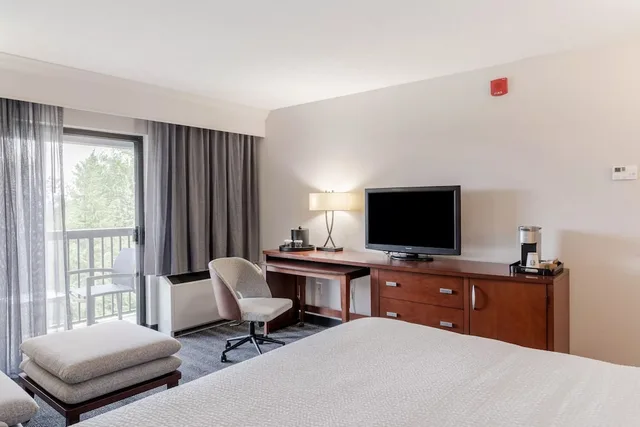 غرفة بسرير كينج مع أريكة لذوي الإعاقة، Courtyard By Marriott Burlington Williston 6/10