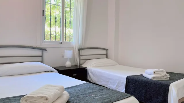 3 Bedrooms, Superior, Apartment, 1 Double and 4 Single Beds، Apartamentos Serinamar Marbella 1/3
