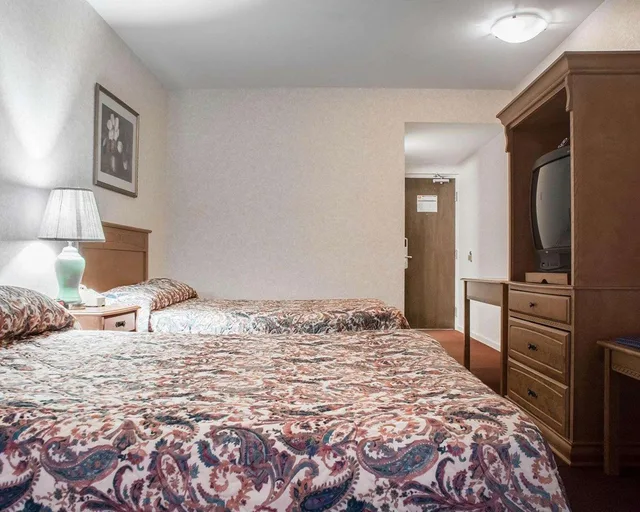غرفة بسريرين كوين للمدخنين، Econo Lodge By The Falls 2/3
