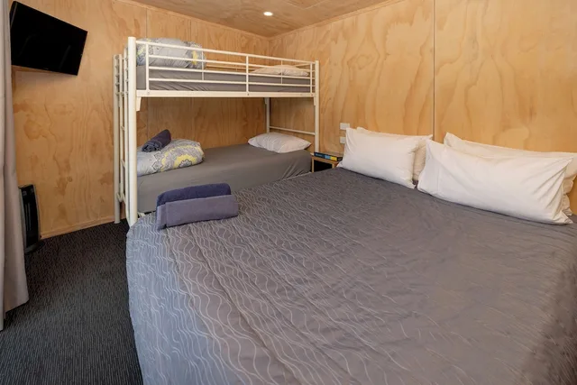 Basic, Cabin, 1 Queen and 2 Bunk Beds, No Window، Napier Beach Kiwi Holiday Park and Motels 1/3