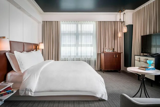 غرفة بسرير كينج لذوي الإعاقة، PERRY LANE HOTEL, A LUXURY COLLECTION HOTEL, SAVANNAH 2/4