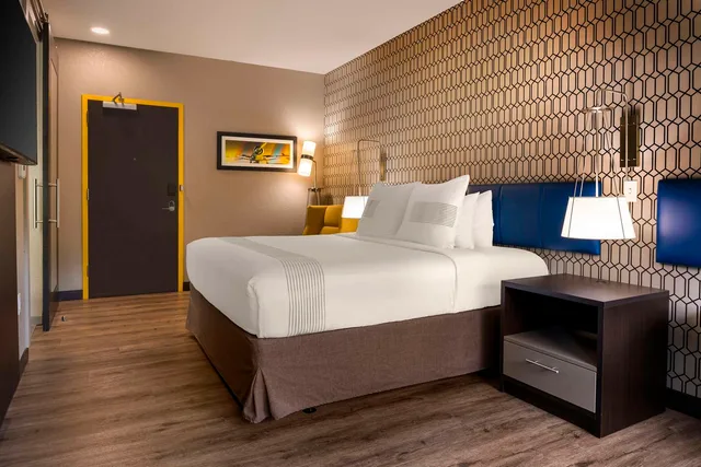 غرفة بسرير كينج لذوي الإعاقة، Glo Best Western Asheville Tunnel Road 2/3
