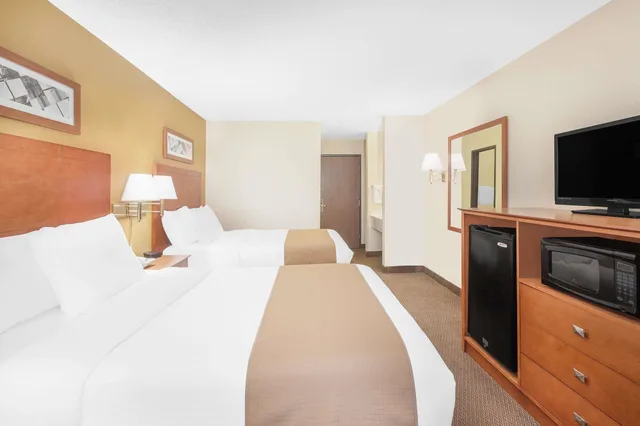 غرفة بسريرين مزدوجين، Baymont By Wyndham Port Huron 2/4