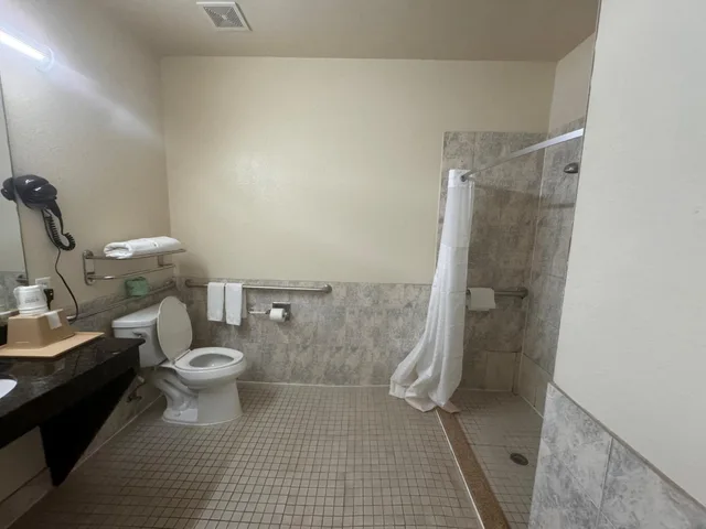 غرفة بسرير كينج بحوض استحمام لذوي الإعاقة، Super 8 By Wyndham Brookshire Tx 10/10