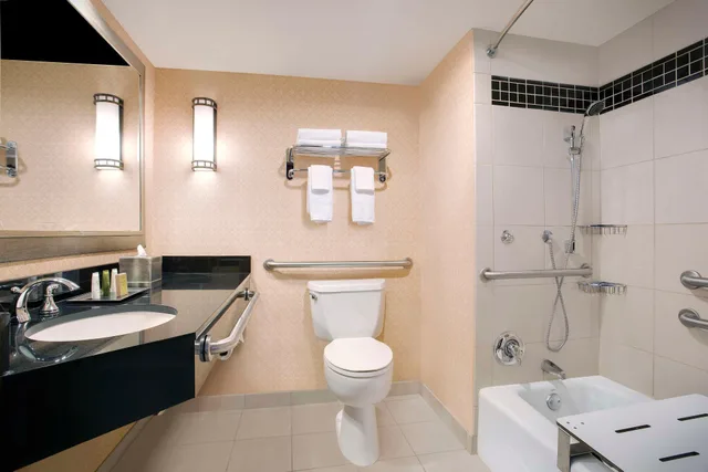 غرفة بسرير مزدوج بإطلالة، Hilton Chicago OHare Airport 5/7