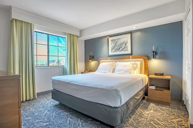 جناح بسرير كينج مع أريكة بمنطقة جلوس لذوي الإعاقة، Best Western Hesperia Victorville Suites 2/5