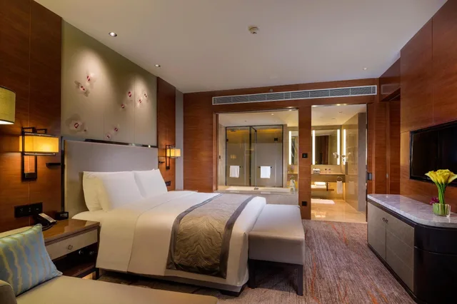غرفة تنفيذية بسرير كينج مع دخول صالة النادي، Doubletree By Hilton Hotel Guangzhou - Science City 4/5