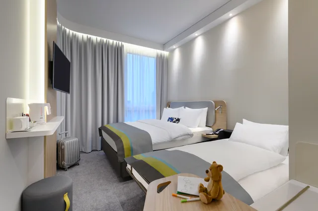 Room, Double Bed, Sofa, Holiday Inn Express Regensburg 2/4