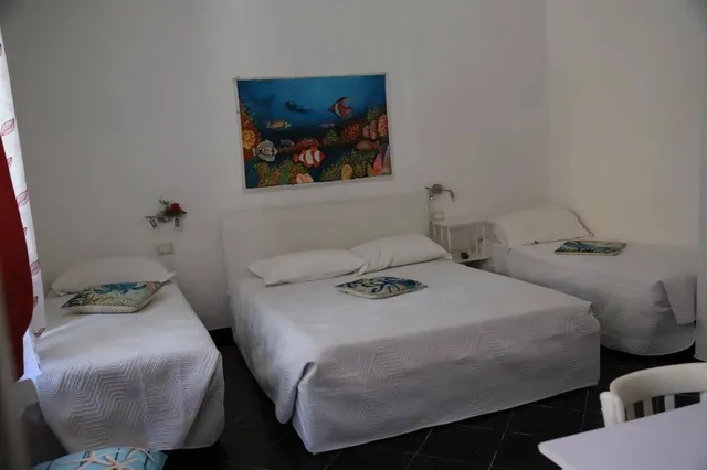غرفة سوبيريور رباعية بسرير كوين وسريرين منفصلين بمطبخ صغير، Sardegna Sole E Mare 2/6