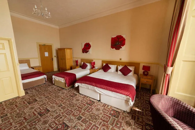غرفة ثلاثية، Hotel Prince Regent 3/6