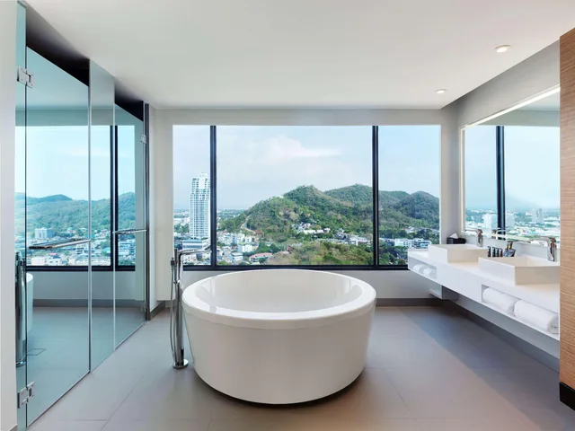 Junior Suite, King Bed, Sea View, Balcony, Novotel Marina Sriracha 2/3