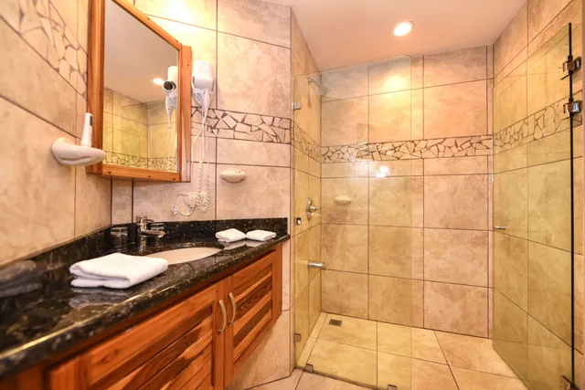غرفة بسرير كينج وسريرين مزدوجين، Tulemar Resort 6/8