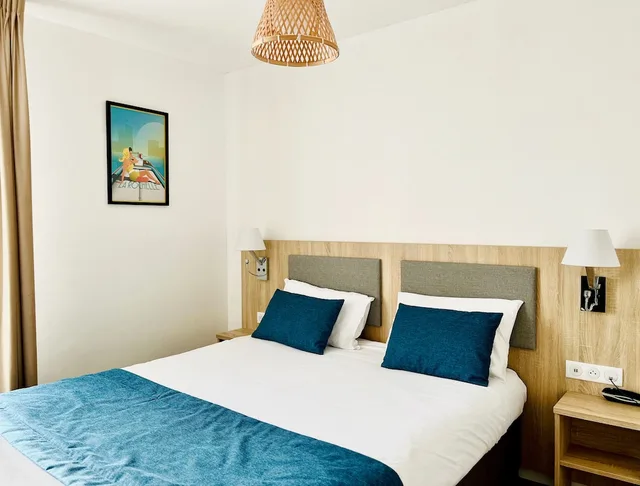غرفة قياسية بسرير كوين، CITOTEL D'ORBIGNY 1/2