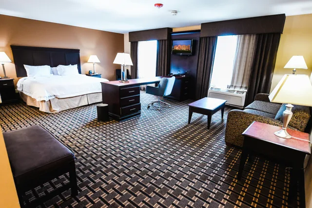جناح استوديو بسرير كينج مع أريكة، Hampton Inn And Suites Pine Bluff 1/4