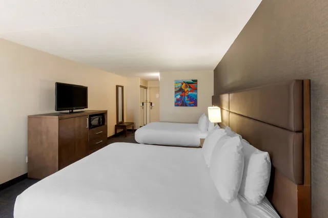 غرفة قياسية بسريرين كوين، Best Western Plus Toronto Airport Hotel 3/7