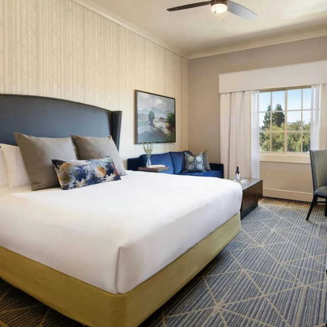 Village, King Bed, Sofa، River Terrace Inn 1/2
