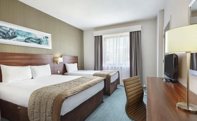 غرفة سوبيريور ثلاثية بسرير مزدوج وسرير فردي، Leonardo Hotel Milton Keynes 3/3