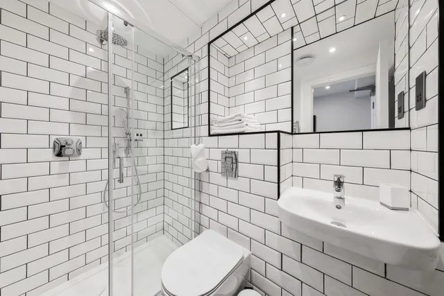 غرفة تنفيذية ثلاثية، Commodore Hotel London 2/2