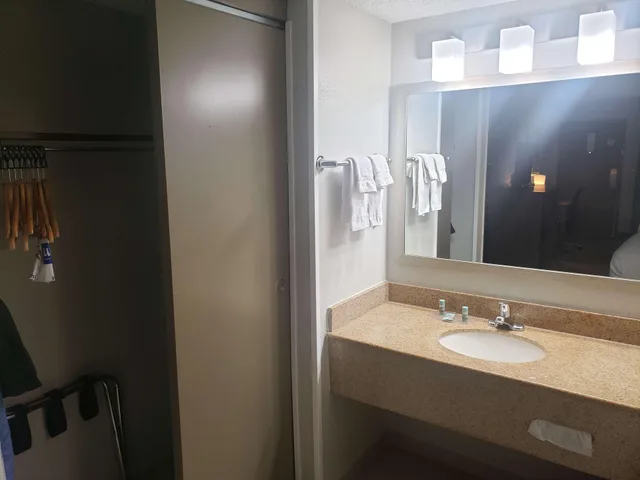 غرفة ثلاثية بسرير كينج، Best Western Center Inn 7/9