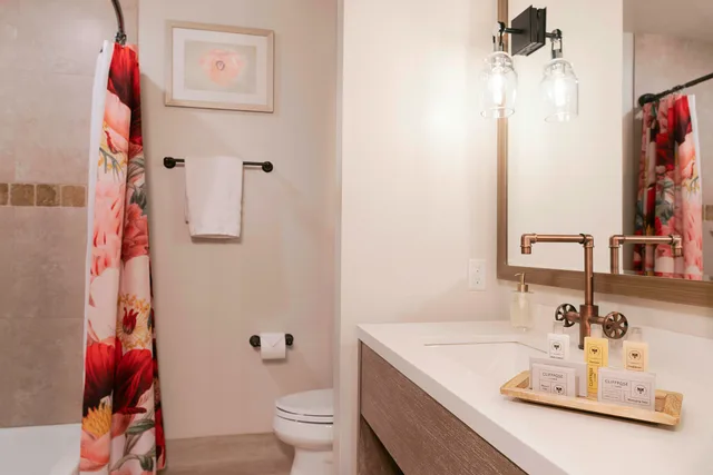 Room, 2 Queen Beds, Riverside، Cliffrose Springdale, Curio Collection by Hilton 4/4