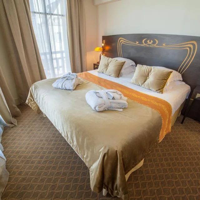 جناح جونيور، Hotel Jehan de Beauce 1/10