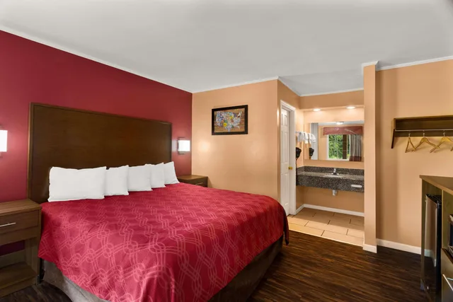 غرفة بسرير كينج للمدخنين، Econo Lodge Cornersville I-65 1/3