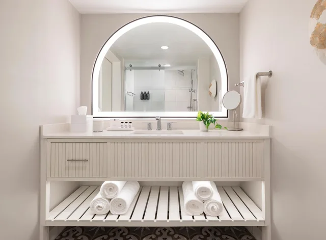 Junior Suite, King Bed, Ocean Front, Sofa، The Singer Oceanfront Resort, Curio Collection by Hilton 3/3