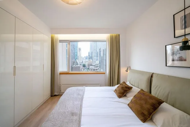 Senior, Apartment, 2 Queen Beds, Book and Bed-People's Square 2/10